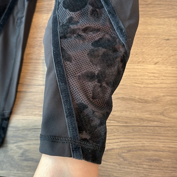 Lululemon Lululemon Wunder Under High-Rise Tight Flocked 28" in Sz 6 - Picture 8 of 16